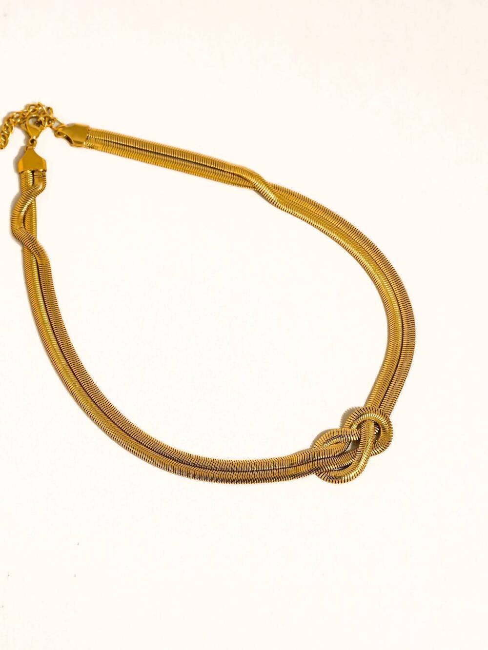 NEW FLANERIE BY MAIQ the maeve knot necklace in yellow gold